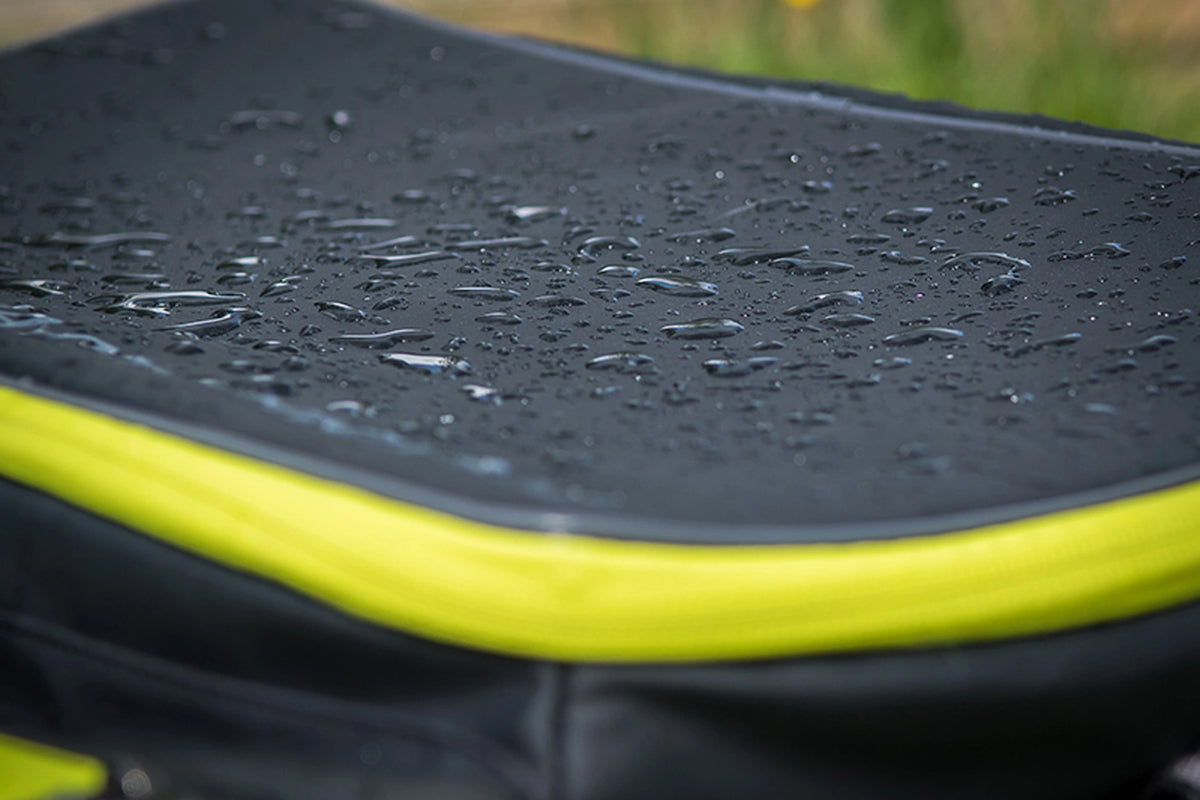 Matrix Horizon X Compact Carryall – waterdruppels op het zwarte deksel boven de gele rits