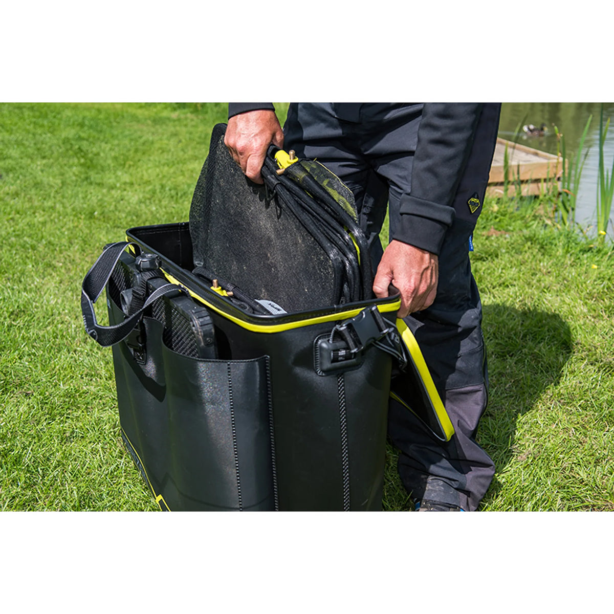 Leefnetten in een Matrix Horizon X EVA Multi Net Bag plaatsen
