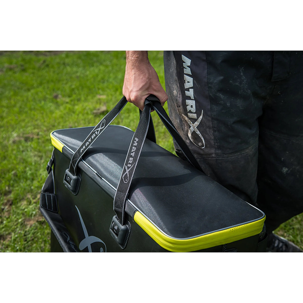 Matrix Horizon X EVA Multi Net Bag gedragen aan de handgrepen