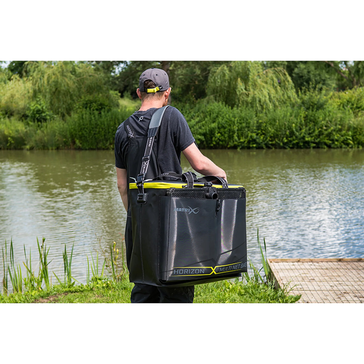 Matrix Horizon X EVA Multi Net Bag gedragen met de schouderriem