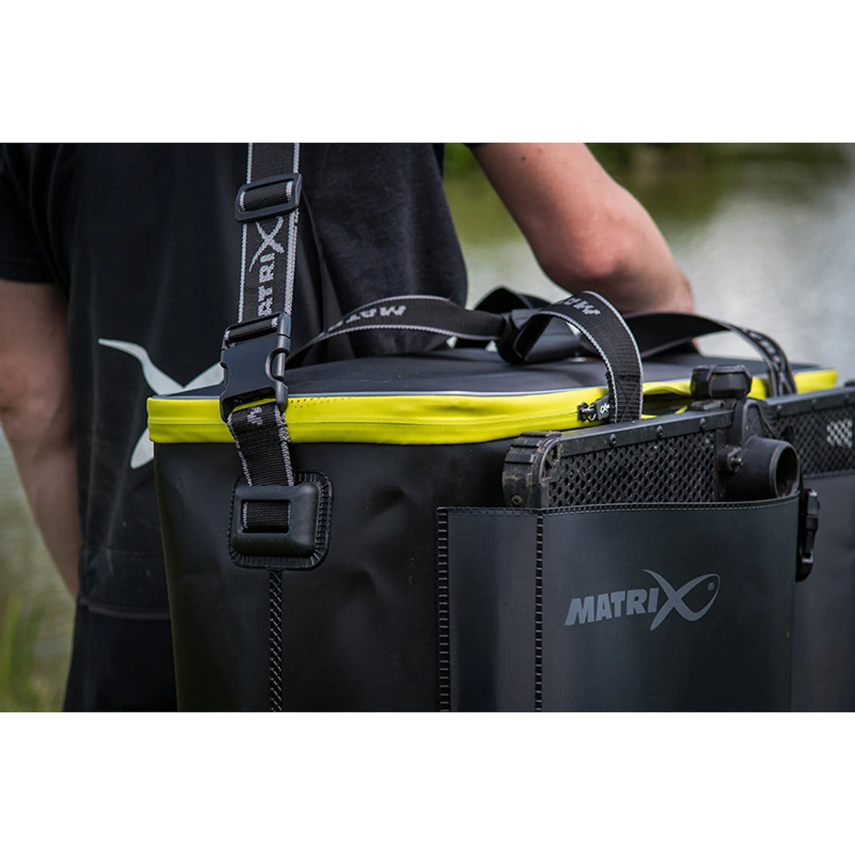Schouderriem en voorvak van de Matrix Horizon X EVA Multi Net Bag in gebruik