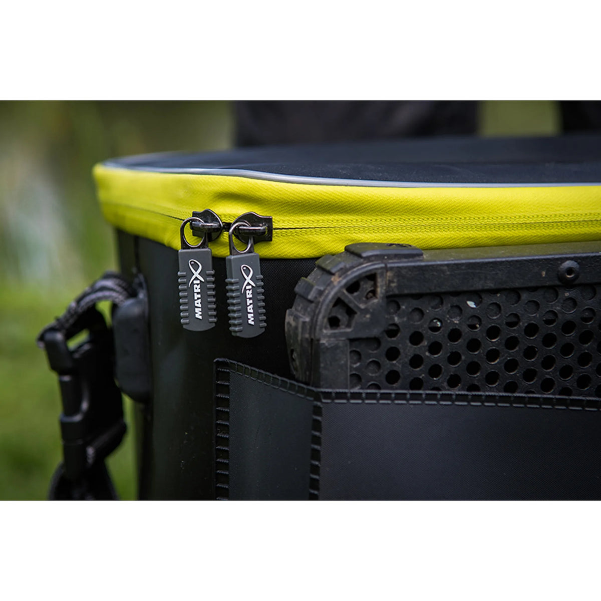 Detail van de dubbele ritssluiting en het voorvak van de Matrix Horizon X EVA Multi Net Bag
