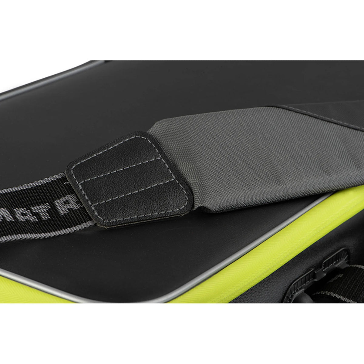 Gevoerde schouderriem van de Matrix Horizon X EVA Multi Net Bag Large