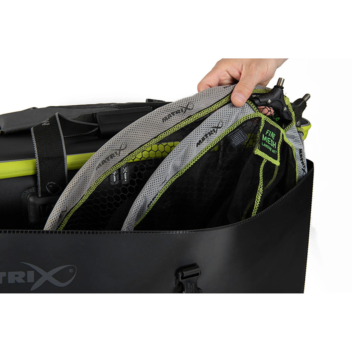 Schepnetkoppen in het voorvak plaatsen van de Matrix Horizon X EVA Multi Net Bag Large