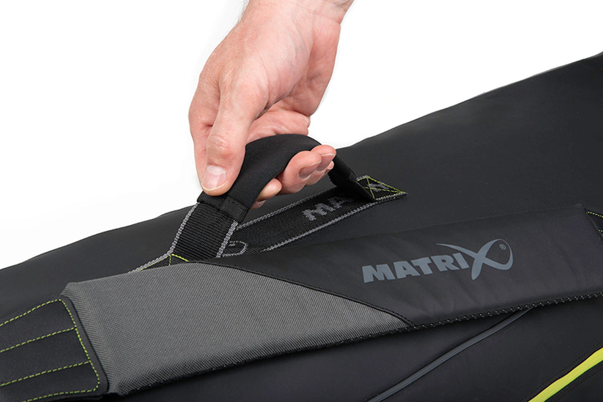 Matrix Horizon X Multi Pole Holdall – hand om de gevoerde draaghandgreep naast het brede Matrix-schouderstuk