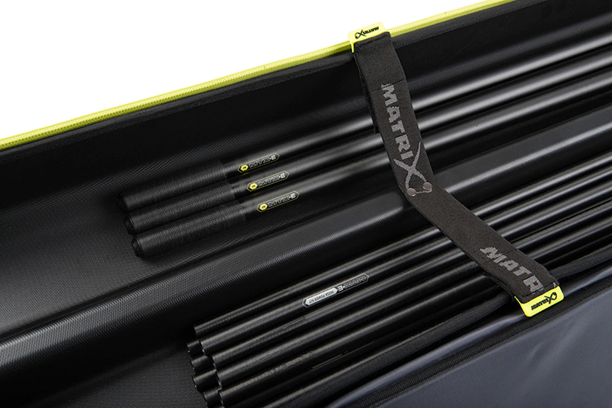 Matrix Horizon X Multi Pole Holdall – detail van opgeborgen hengeldelen en topsets met tussenschot en Matrix-bevestigingsriem