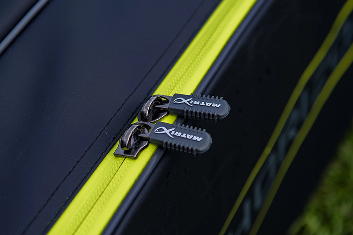 Matrix Horizon X Multi Pole Holdall – detail van twee Matrix-ritstrekkers op de gele rits van het foedraal