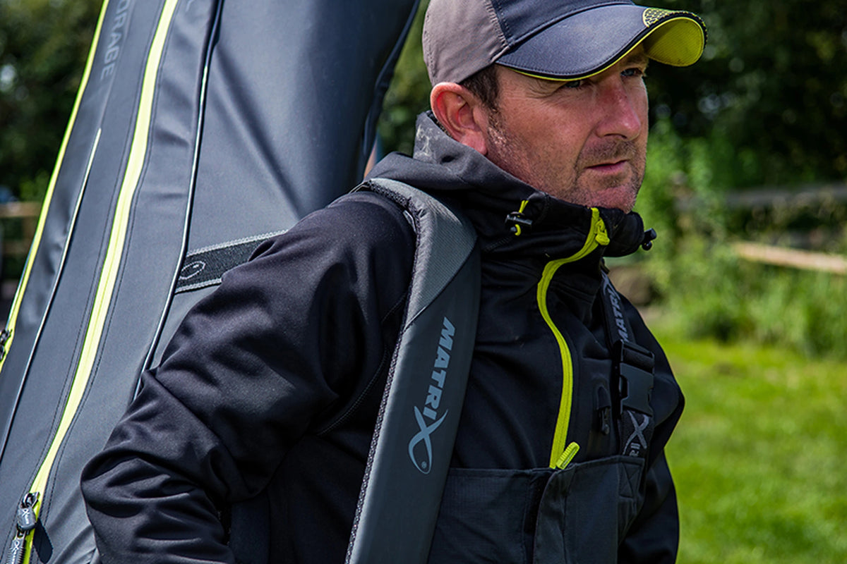 Matrix Horizon X Multi Pole Holdall – visser draagt het foedraal met de gevoerde schouderriem over zijn schouder
