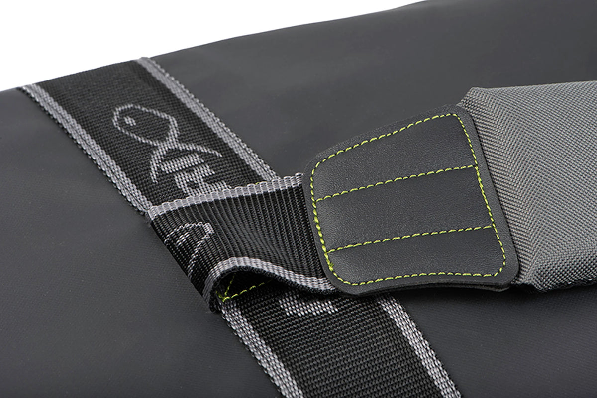Matrix Horizon X Multi Pole Holdall – detail van de gele stiksels en aansluiting van het schouderstuk op de draagriem