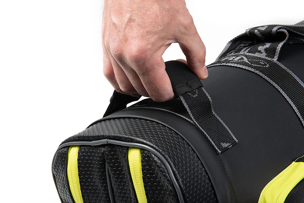 Matrix Horizon X Rigid Rod Holdall 2-4 – hand om de handgreep bij de verstevigde bodem van het foedraal