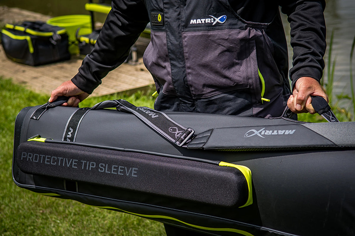 Matrix Horizon X Rigid Rod Holdall 2-4 – visser draagt het foedraal aan twee handgrepen met het schouderstuk zichtbaar