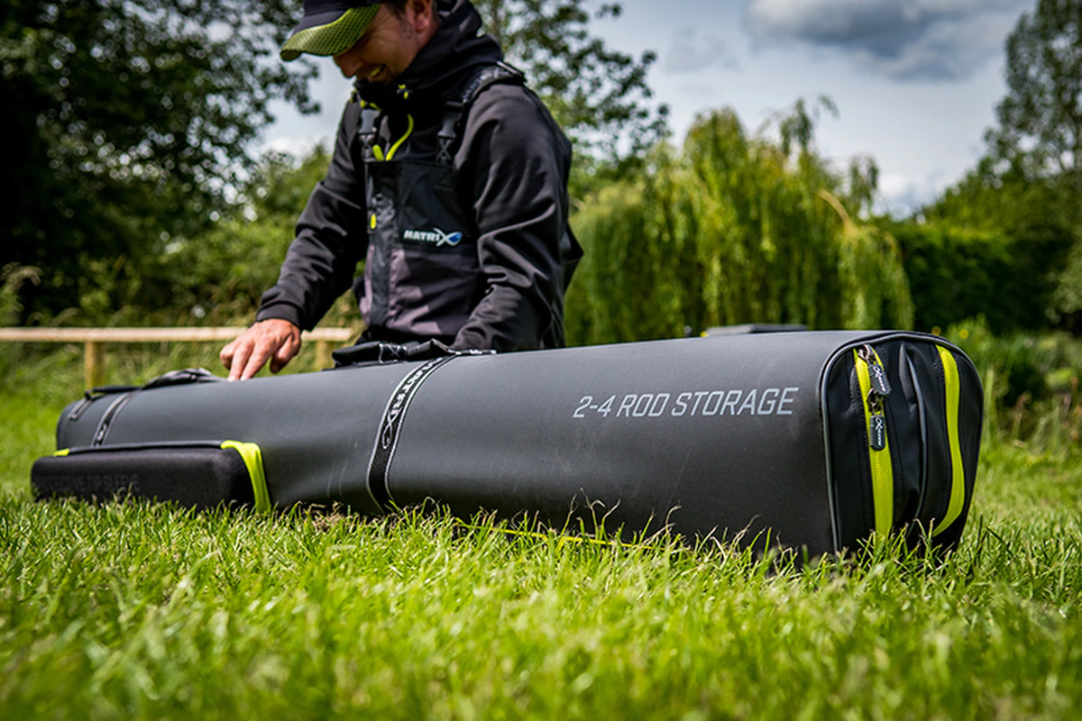 Matrix Horizon X Rigid Rod Holdall 2-4 – foedraal in het gras met 2-4 Rod Storage-bedrukking en gele ritsen