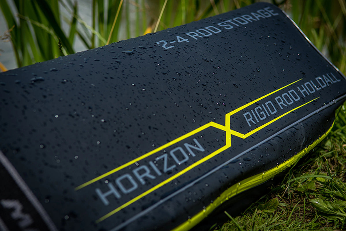 Matrix Horizon X Rigid Rod Holdall 2-4 – waterdruppels op de stof naast de Horizon X- en 2-4 Rod Storage-bedrukking