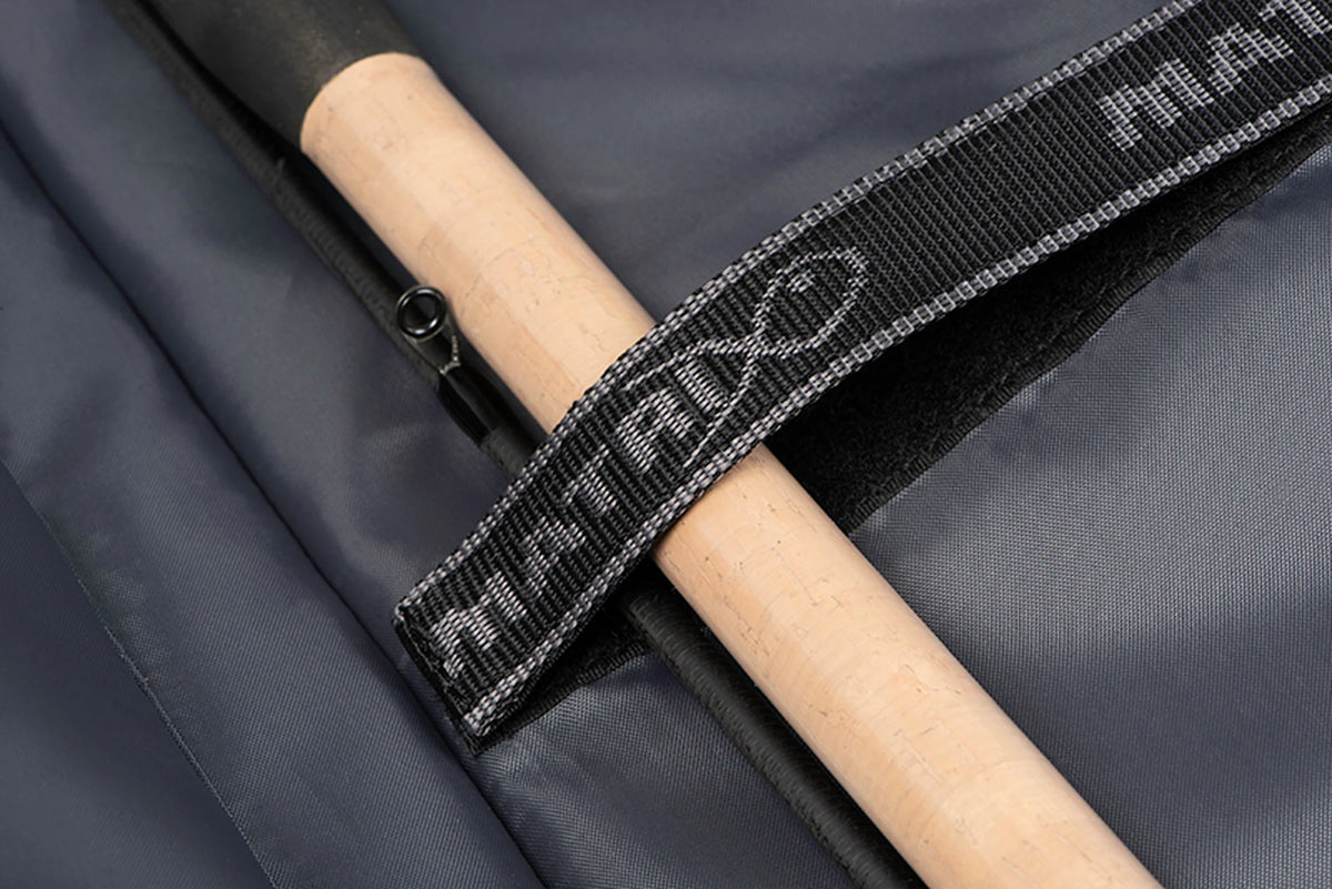 Matrix Horizon X XL Rigid Rod Holdall 3-6 – Matrix-binnenriem houdt een hengel met kurken handgreep op de gevoerde binnenkant