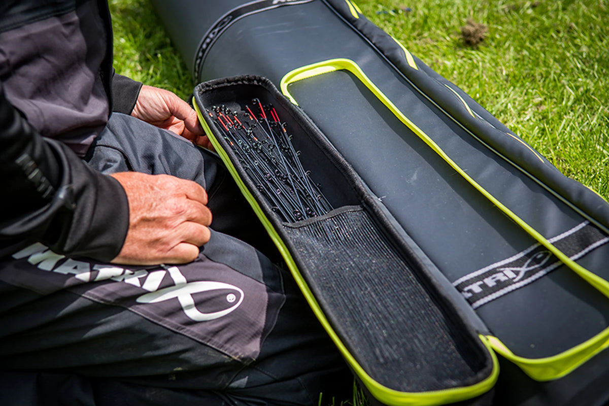 Matrix Horizon X XL Rigid Rod Holdall 3-6 – geopende beschermhoes met hengeltoppen tijdens gebruik in het gras