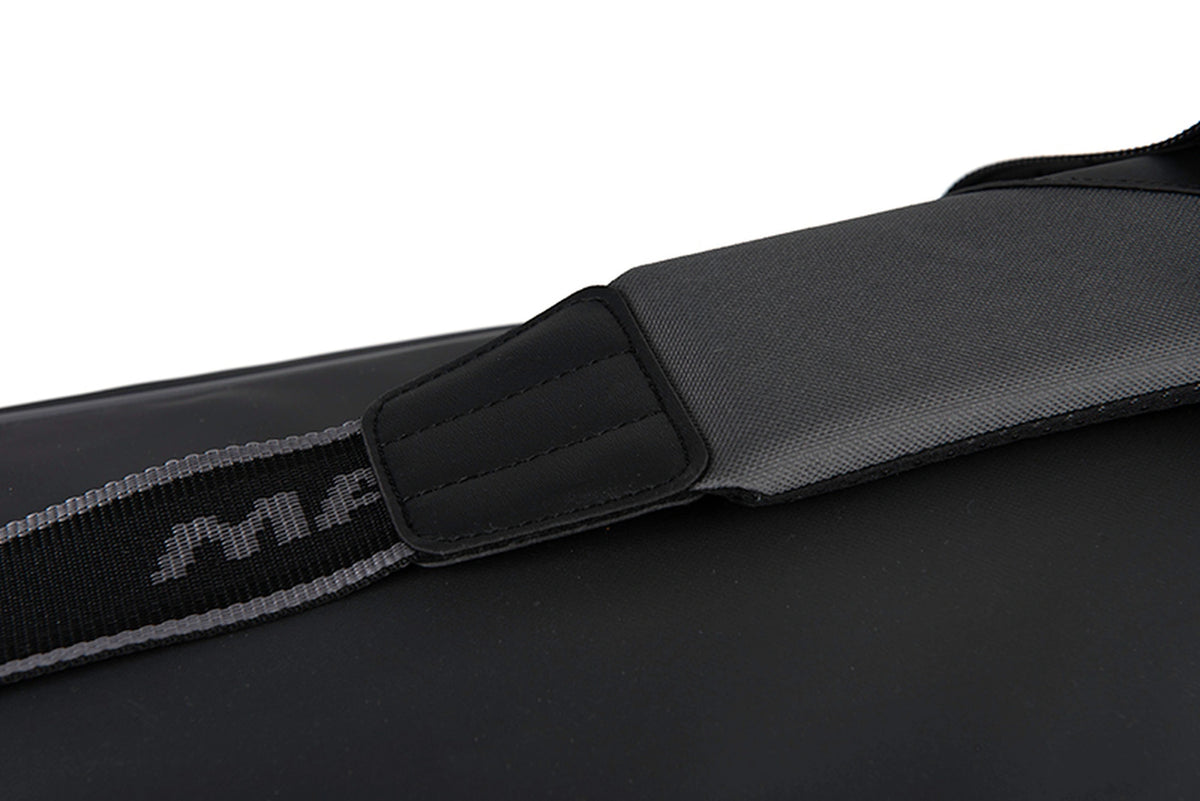 Matrix Horizon X XXL Storage Bag – bovenzijde van het brede schouderstuk met gestikte verbinding aan de Matrix-riem