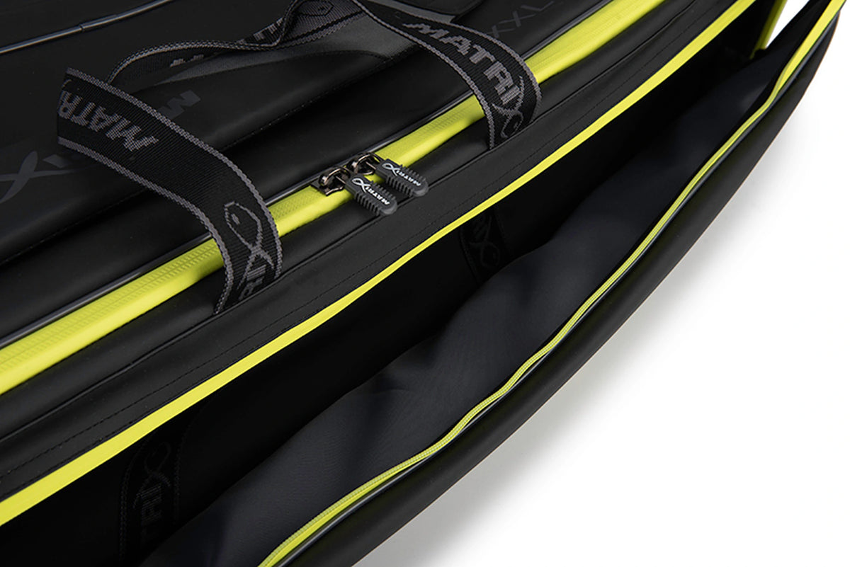 Matrix Horizon X XXL Storage Bag – detail van het brede geopende voorvak met zwarte voering en gele rits