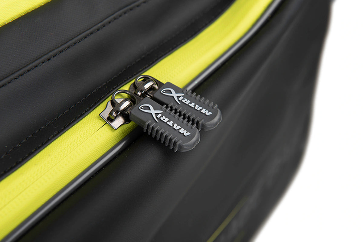Matrix Horizon X XXL Storage Bag – close-up van twee grijze Matrix-ritstrekkers op de gele rits