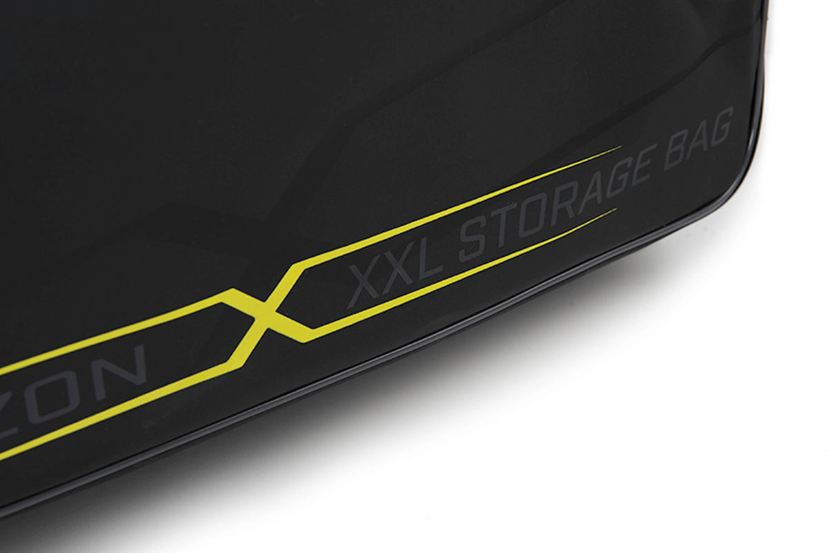 Matrix Horizon X XXL Storage Bag – detail van de modelbedrukking op het voorvak met gele X en lijnen