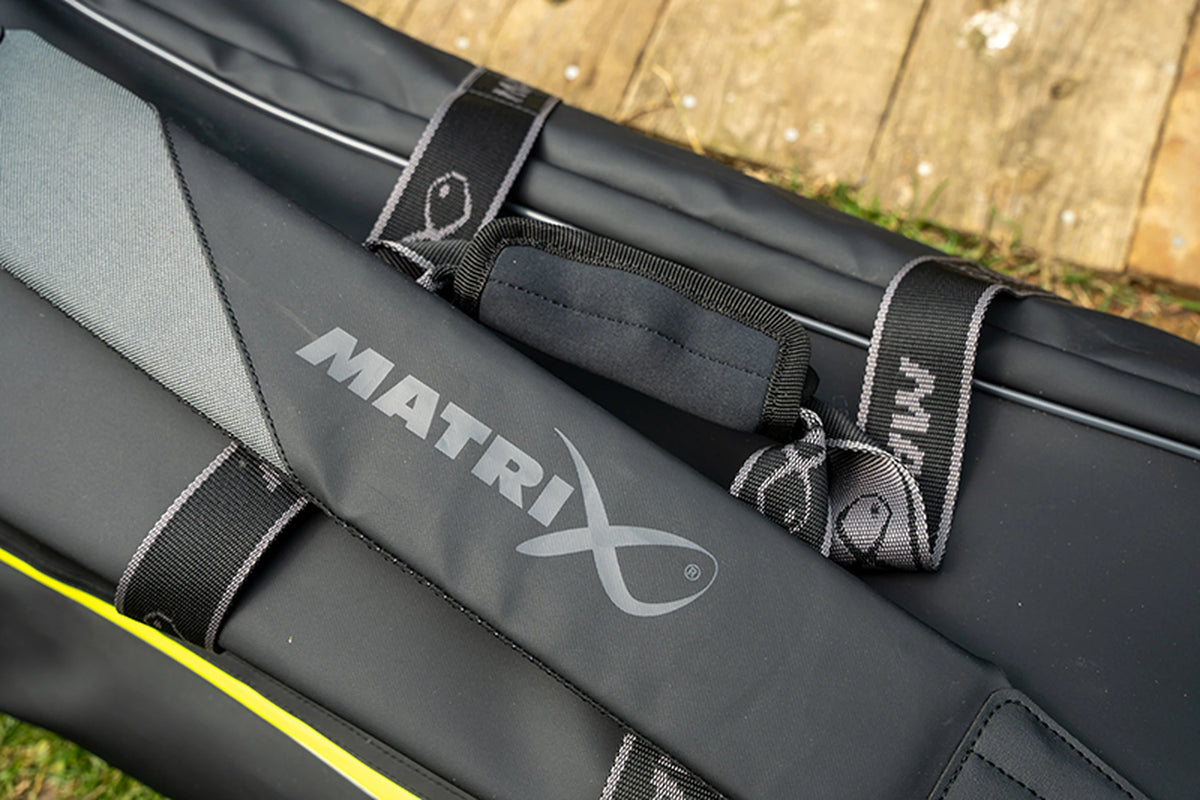 Matrix Horizon X XXL Storage Bag – buitendetail van het Matrix-schouderstuk en de gevoerde handgreep op het deksel