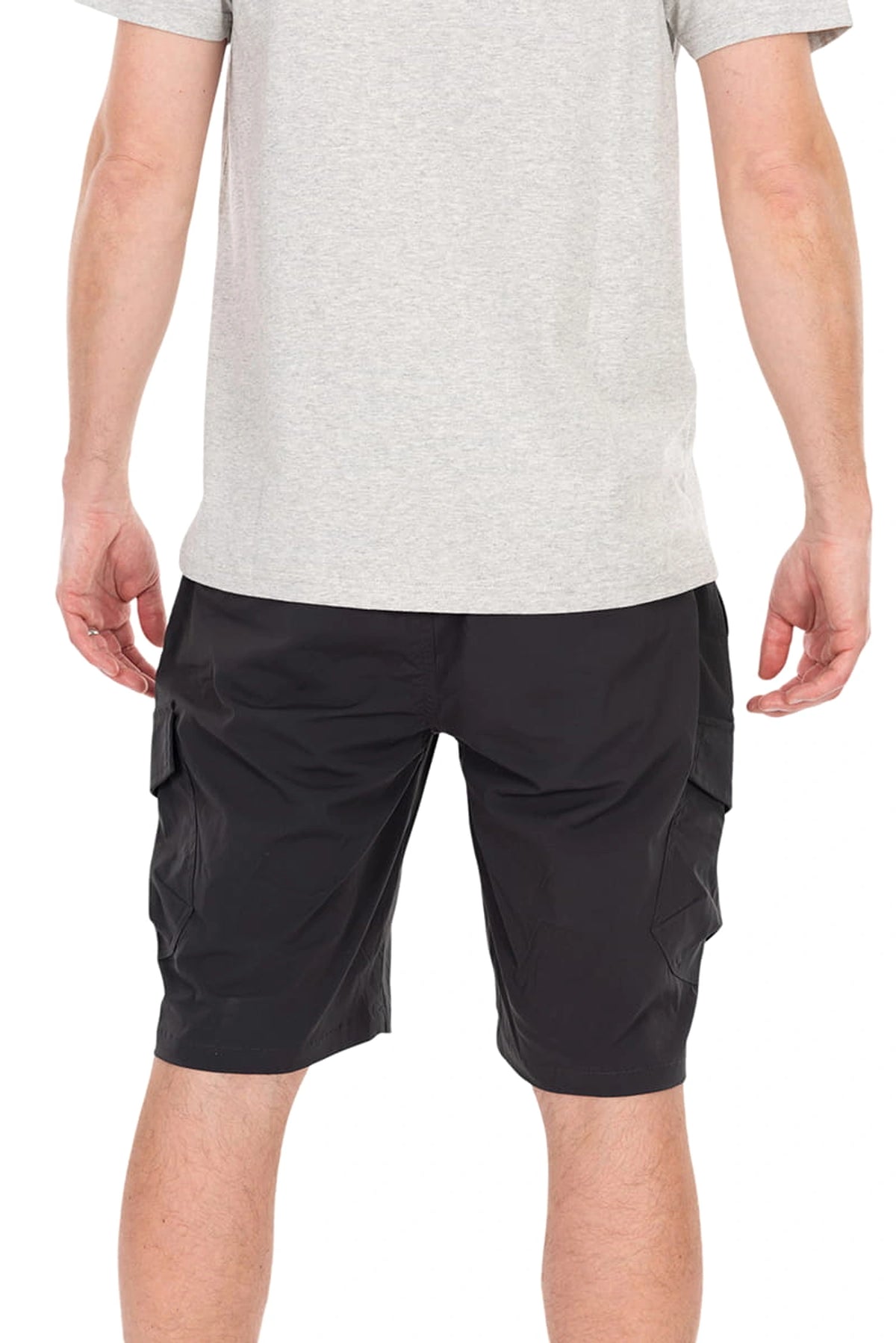 Achteraanzicht van de gedragen Matrix LW Cargo Shorts in de studio, met beide broekspijpen zichtbaar