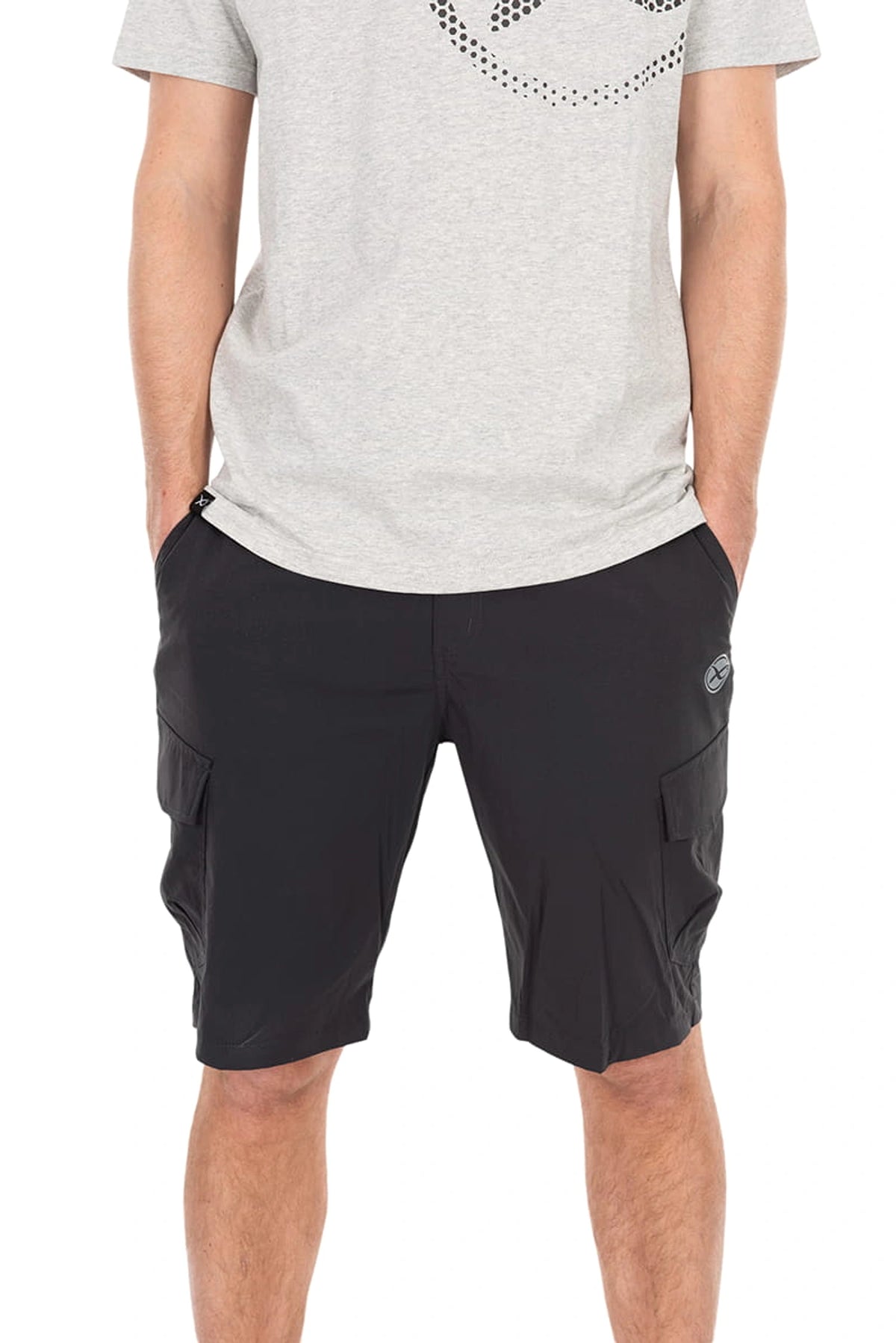 Matrix LW Cargo Shorts frontaal gedragen in de studio, met beide handen in de steekzakken
