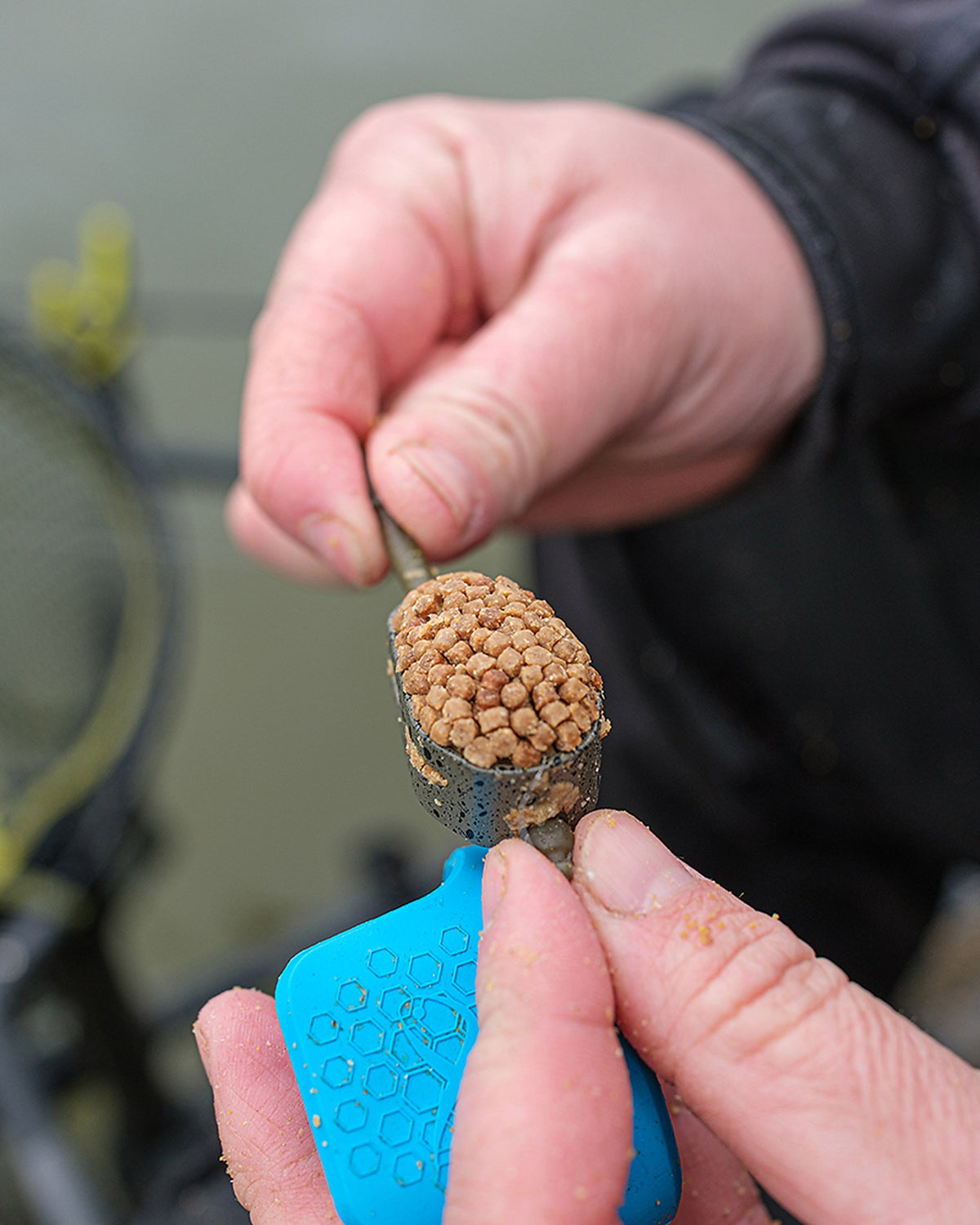 Matrix Open Alloy Feeder in een hand
