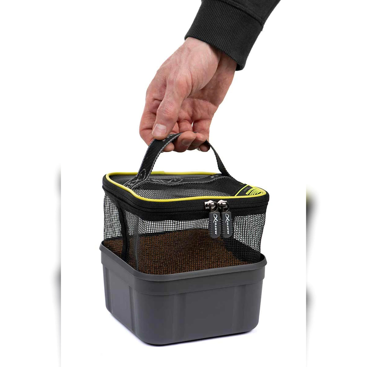 Matrix Pellet Soaker GLU178 – Pellet Soaker gedeeltelijk uit de aasbak tillen