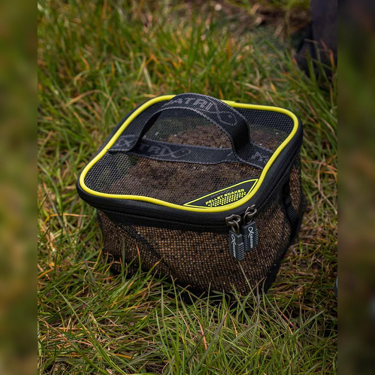 Matrix Pellet Soaker GLU178 – gesloten Pellet Soaker met pellets op het gras