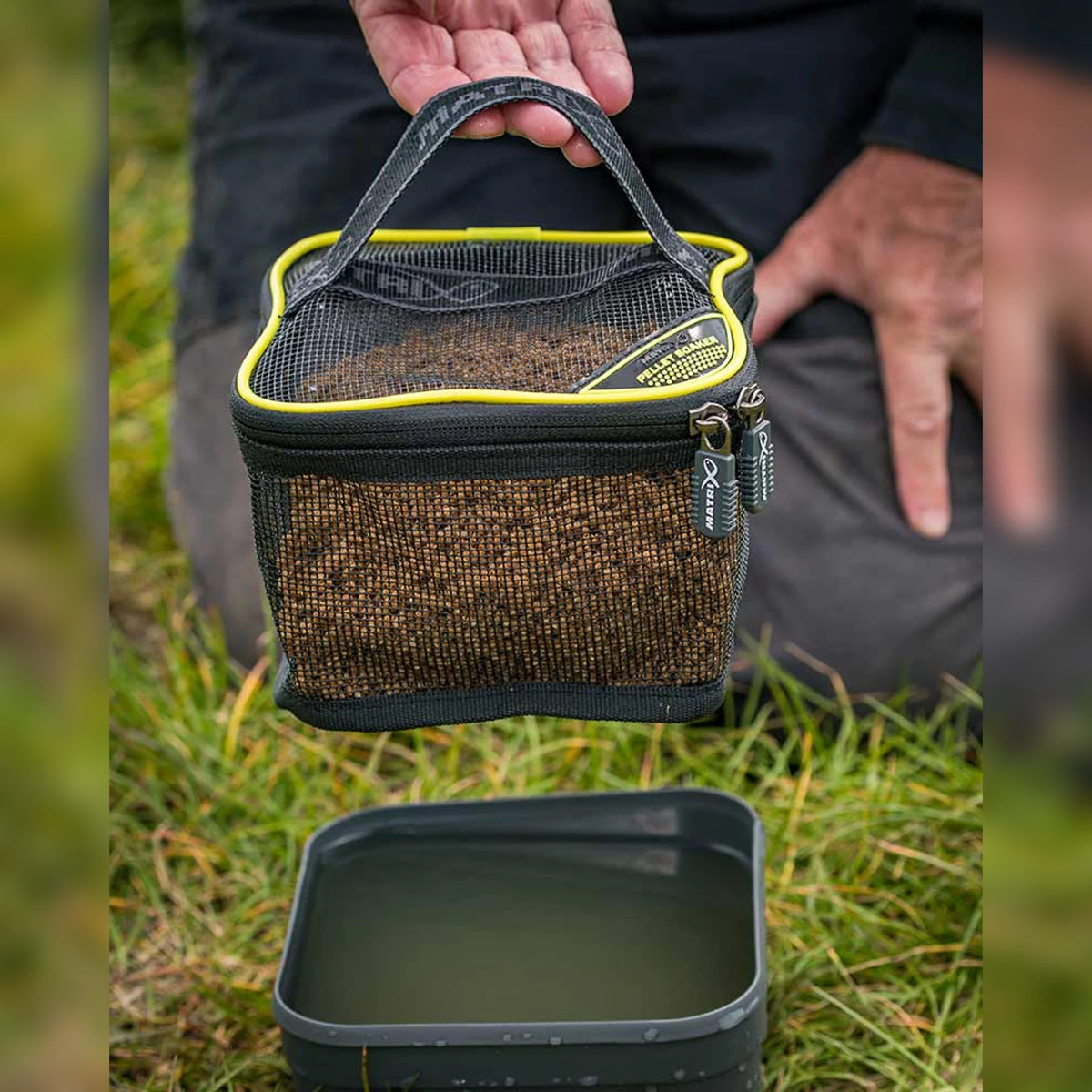 Matrix Pellet Soaker GLU178 – gevulde Pellet Soaker boven de waterbak aan de waterkant