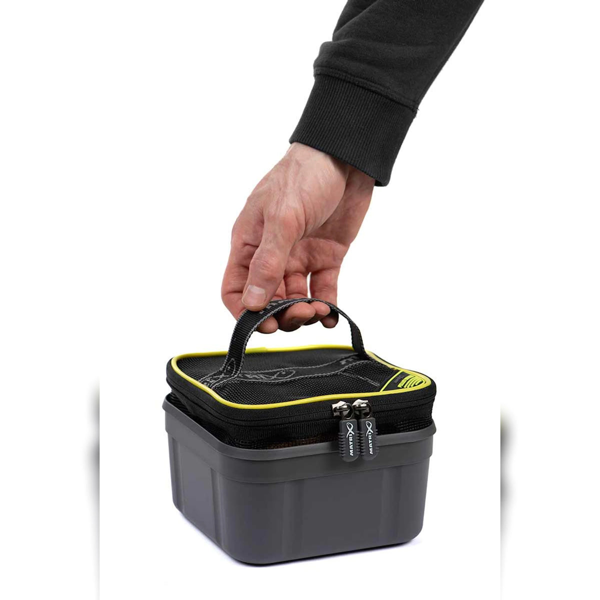 Matrix Pellet Soaker GLU178 – Pellet Soaker aan de handgreep in de aasbak houden