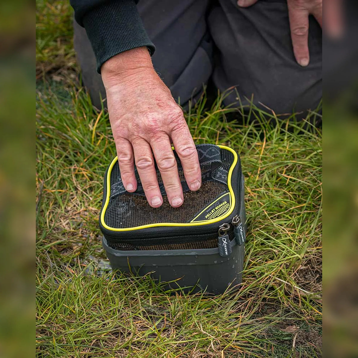 Matrix Pellet Soaker GLU178 – Pellet Soaker in de waterbak drukken om pellets te weken