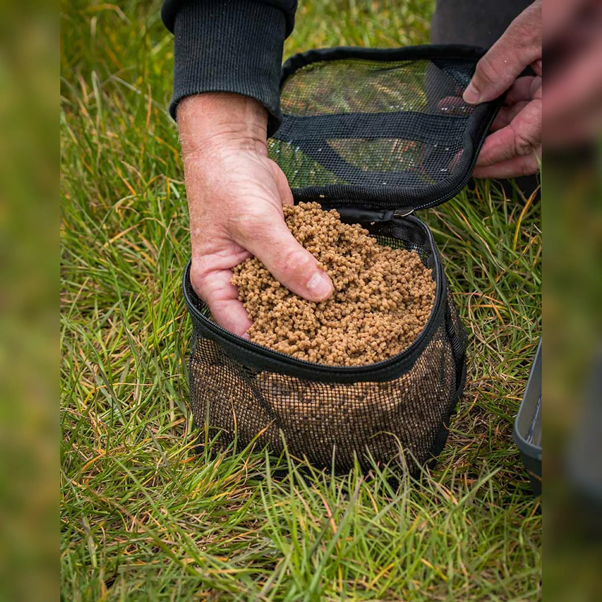 Matrix Pellet Soaker GLU178 – hand met geweekte pellets uit de geopende Pellet Soaker