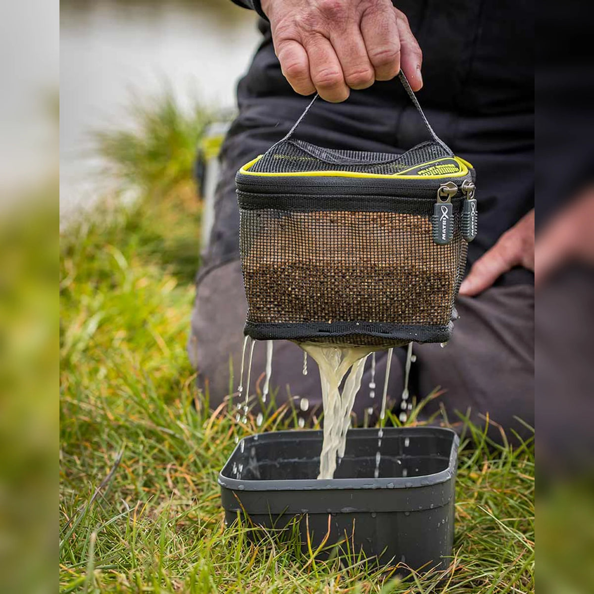 Matrix Pellet Soaker GLU178 – water uit de gevulde Pellet Soaker laten uitlekken