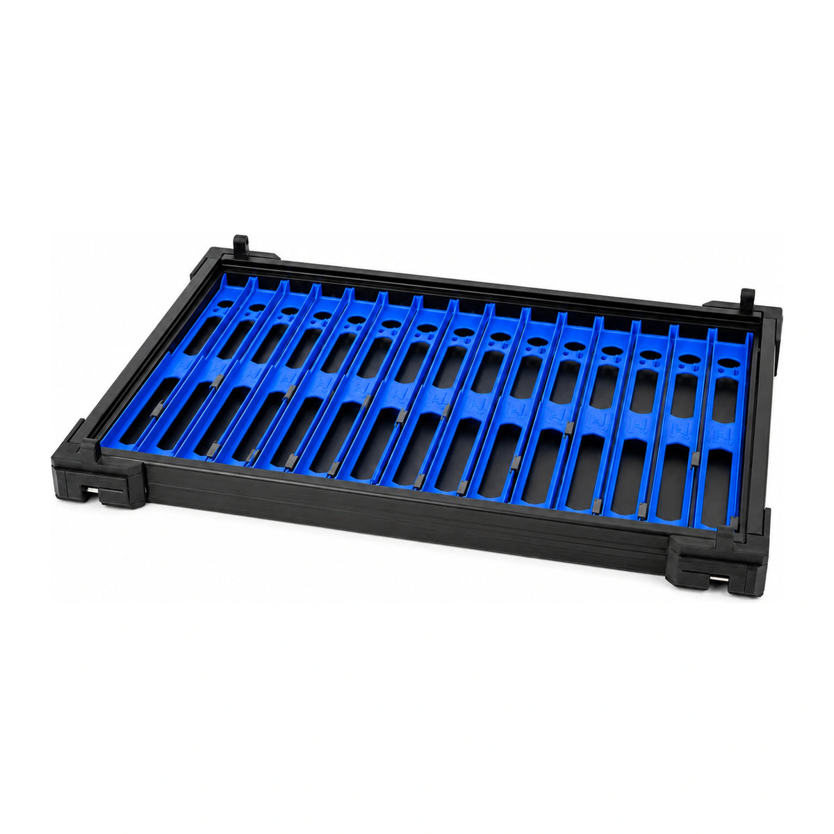 Matrix Pole Winders Loaded Tray – blauwe tuigenplankjes met lange openingen in een zwarte lade met rails en sluitingen