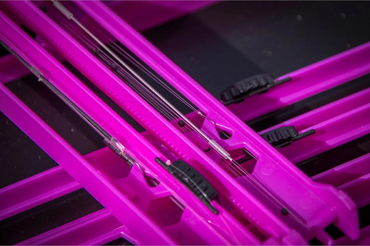 Matrix Pole Winders Loaded Tray – close-up van lijn, haak, bevestigingspunten en zwarte lijnspanners op paarse plankjes