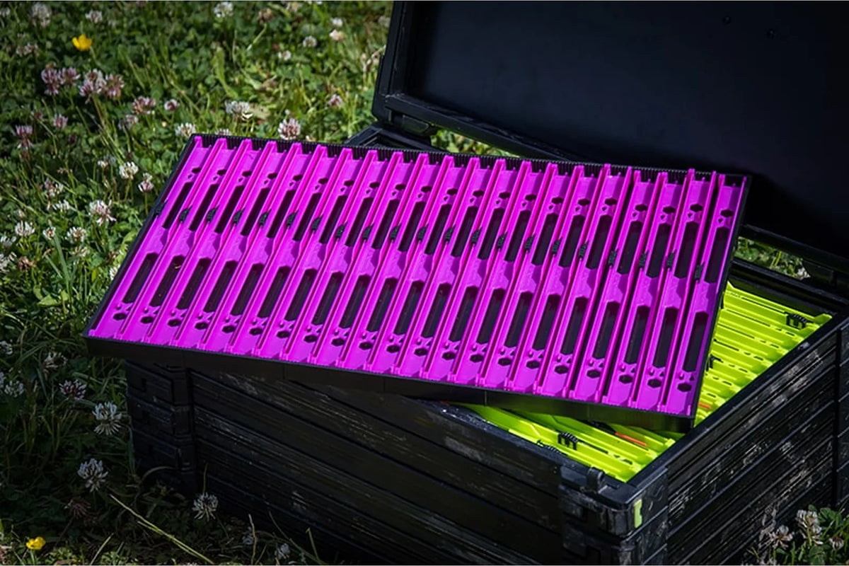 Matrix Pole Winders Loaded Tray – paarse lade op een open zitkist, met groene plankjes zichtbaar in de lade eronder