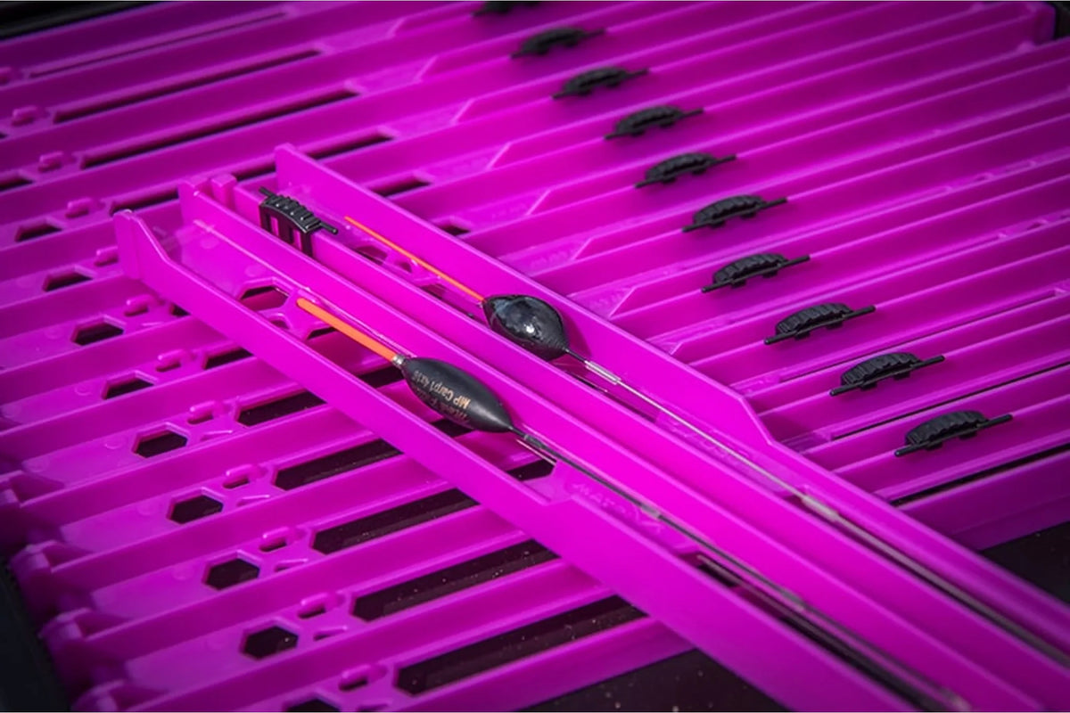 Matrix Pole Winders Loaded Tray – twee paarse plankjes met opgetuigde dobbers liggen schuin over de gevulde lade