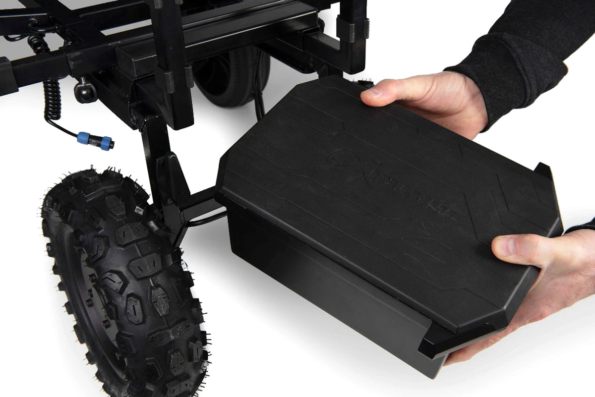 Matrix Power Transporter waarbij de accu met twee handen wordt uitgenomen