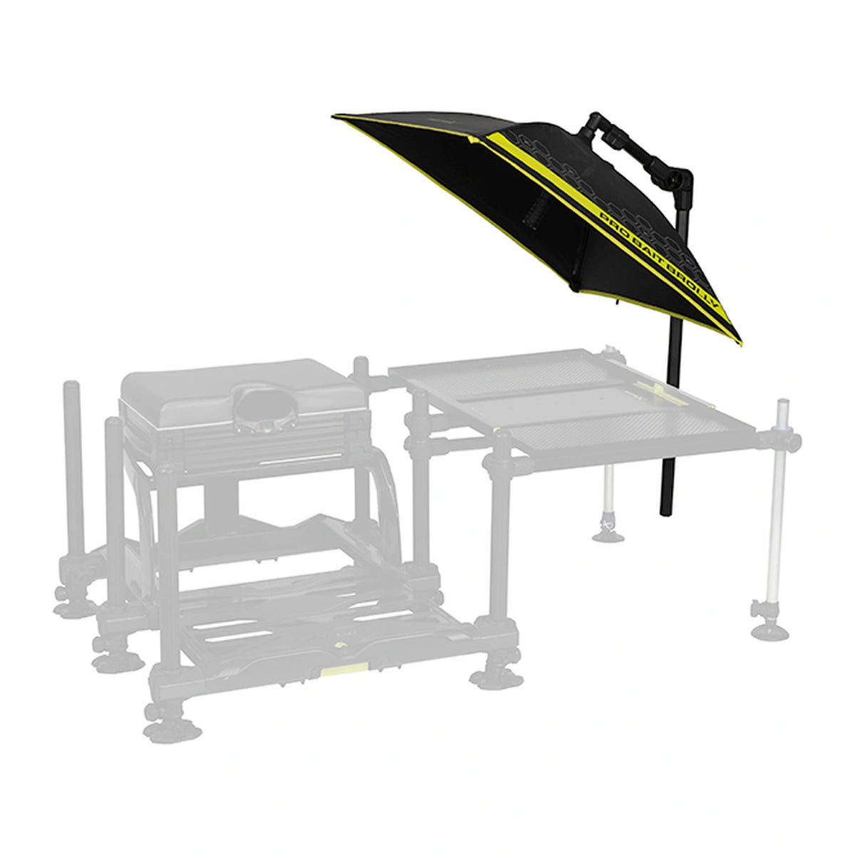 Matrix Pro Bait Brolly aasparaplu – hoge positie boven een lichtgrijs weergegeven zitkist en aastafel ter illustratie