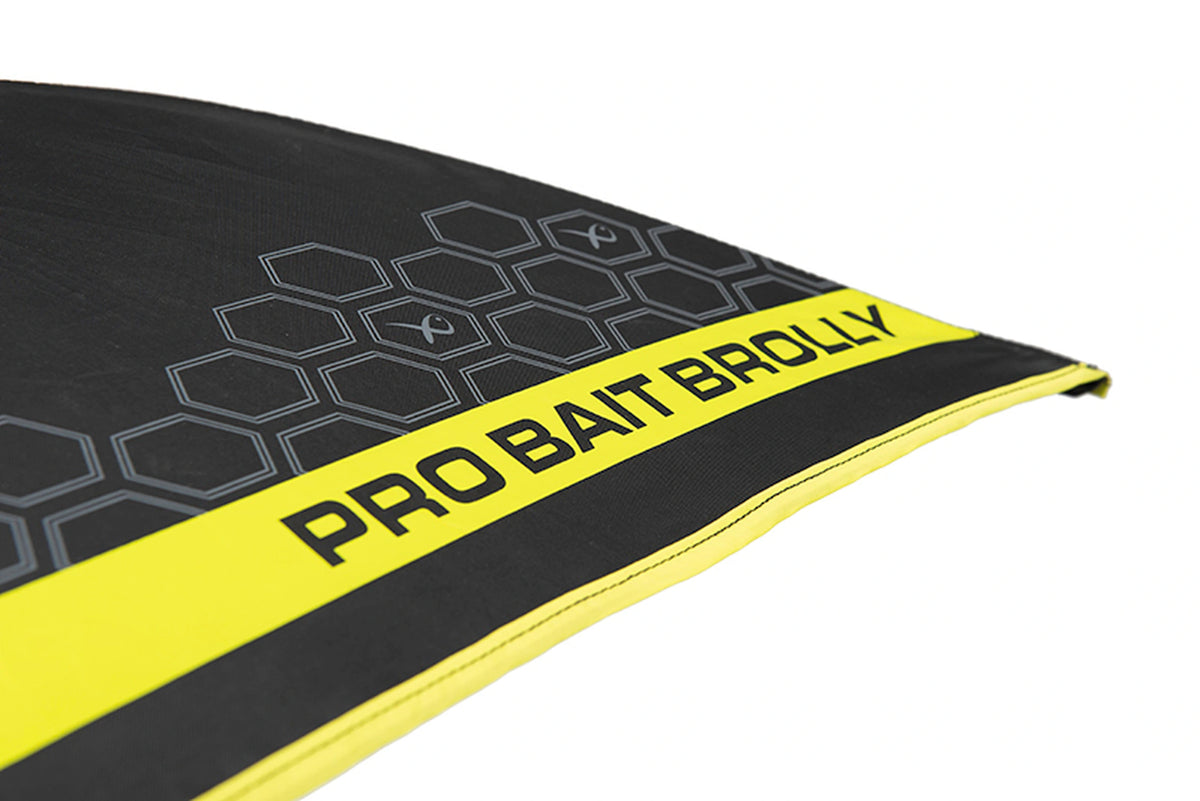 Matrix Pro Bait Brolly – detail van de zwarte kap met grijs honingraatpatroon, gele bies en originele PRO BAIT BROLLY-opdruk