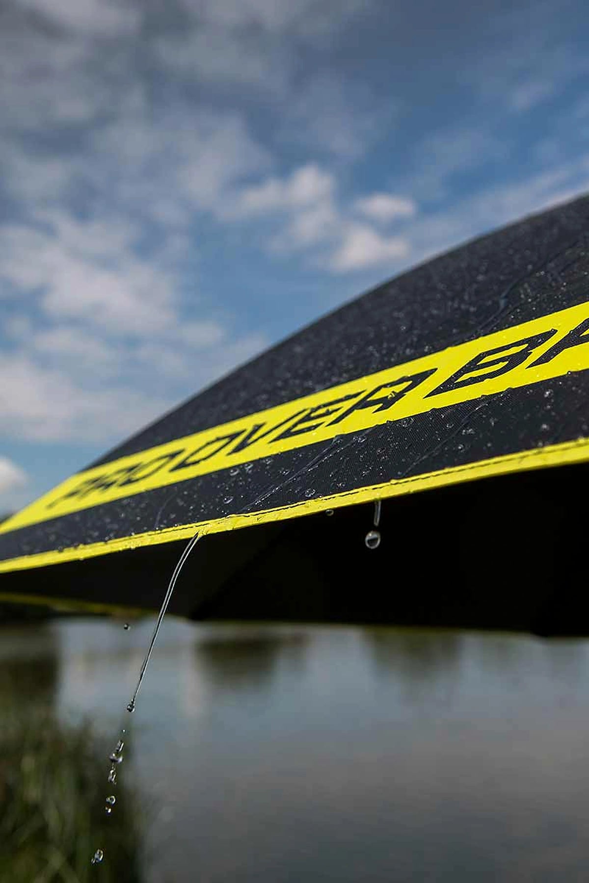 Matrix Pro Over Brolly 45 Inch – buitenfoto van regendruppels op het zwarte doek en aflopend water langs de gele rand