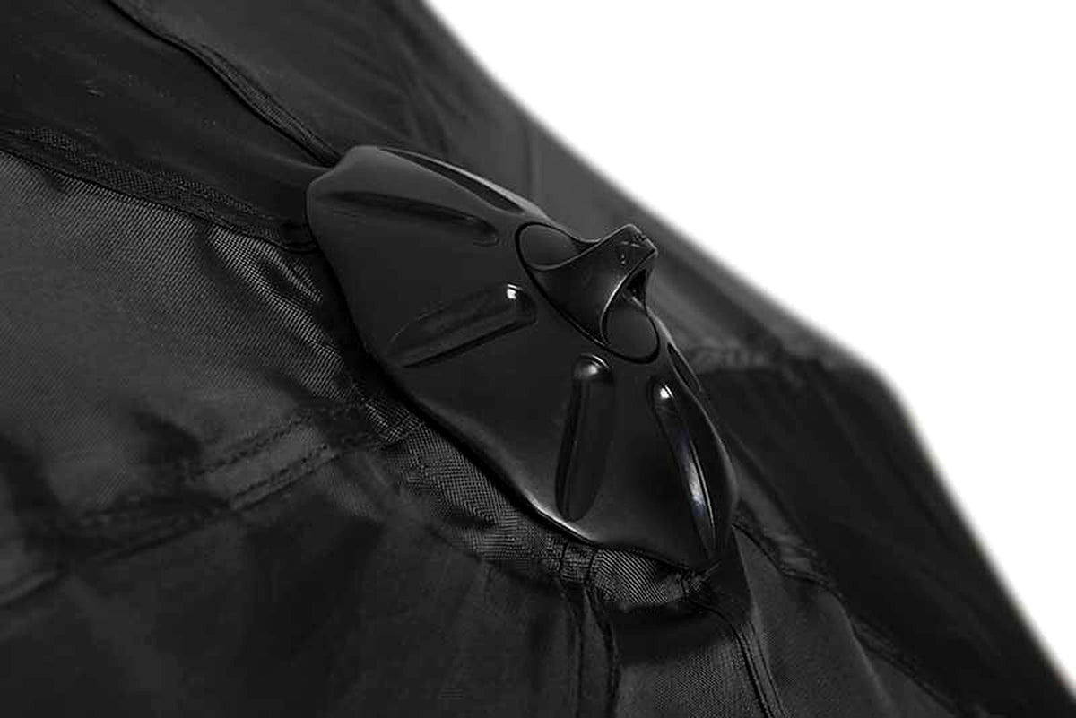 Matrix Pro Over Brolly 45 Inch – close-up van de zwarte topkap op het parapludoek met de aansluitende paneelnaden