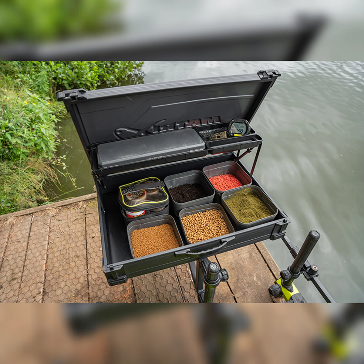 Matrix Pro Rigid Feeder Tray GBA067 – geopende aastafel met aasdozen en klein materiaal aan de waterkant