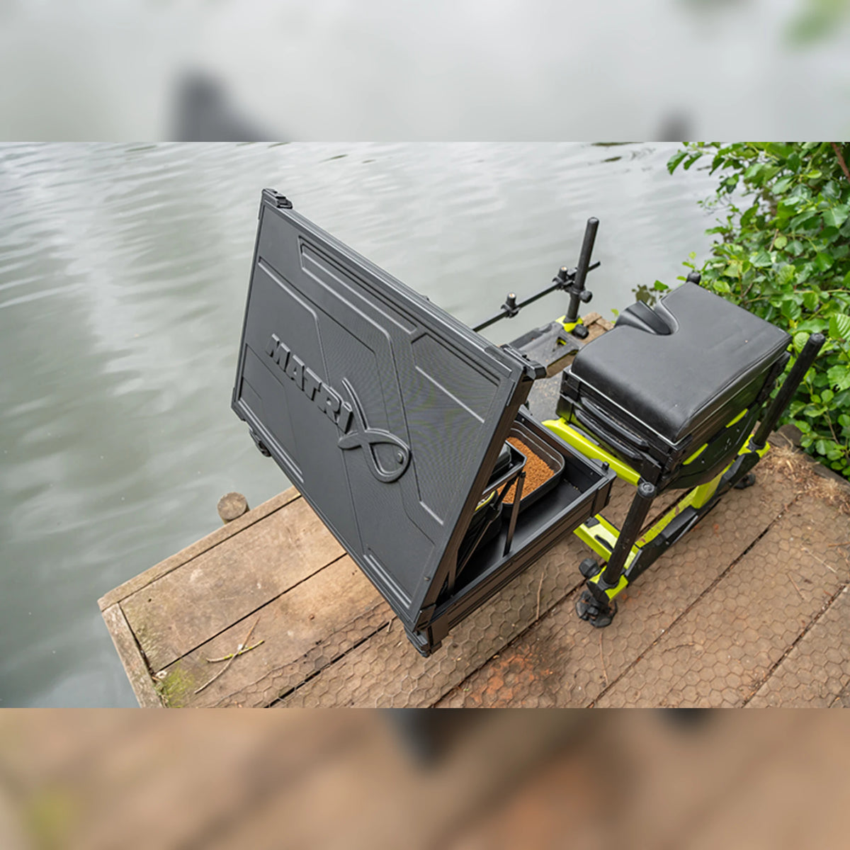 Matrix Pro Rigid Feeder Tray GBA067 – gesloten deksel van de gemonteerde aastafel aan de waterkant