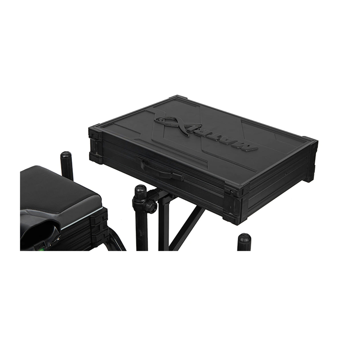 Matrix Pro Rigid Feeder Tray GBA067 – gesloten aastafel gemonteerd aan de zitkist