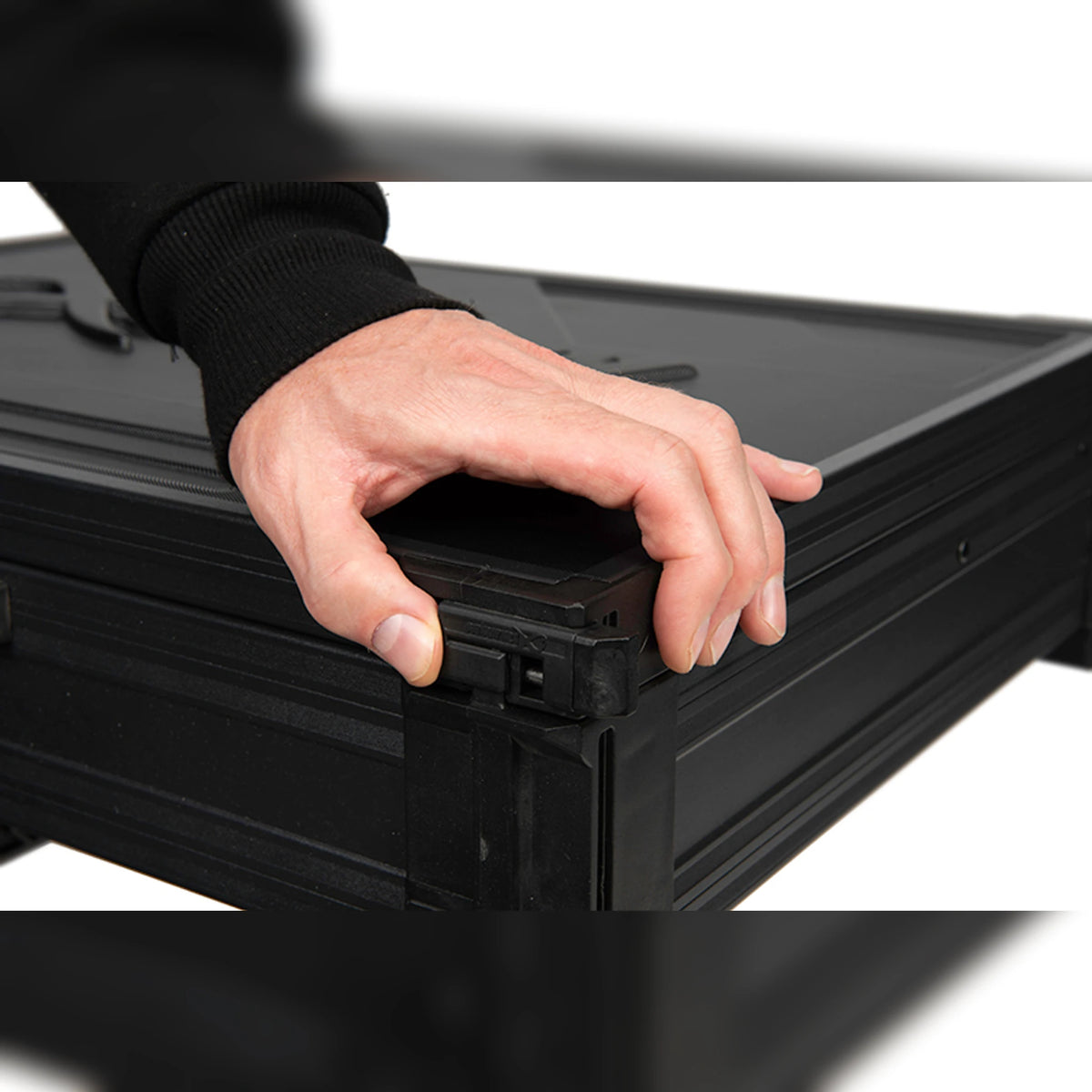 Matrix Pro Rigid Feeder Tray GBA067 – hand opent de vergrendelclip van de aastafel