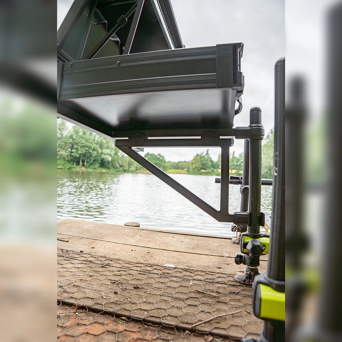 Matrix Pro Rigid Feeder Tray GBA067 – zijaanzicht van steunarm en bevestigingsrail aan de waterkant