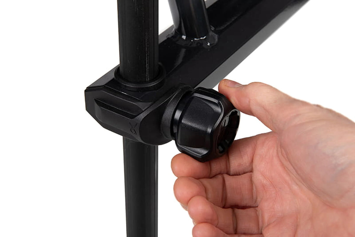 Handwiel van de pootklem bedienen om de hoogte van de Matrix S25 Pro Accessory Chair in te stellen