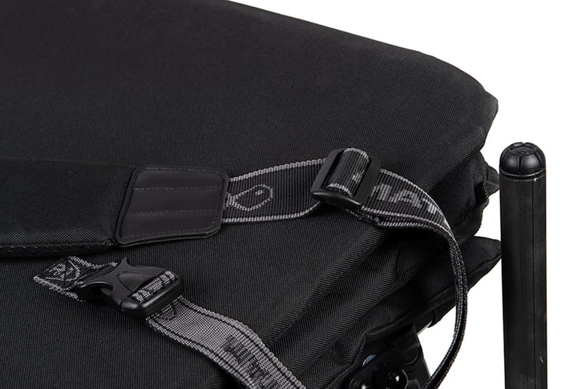 Transportband met gesp en verstelbare schouderriem op de ingeklapte Matrix S25 Pro Accessory Chair